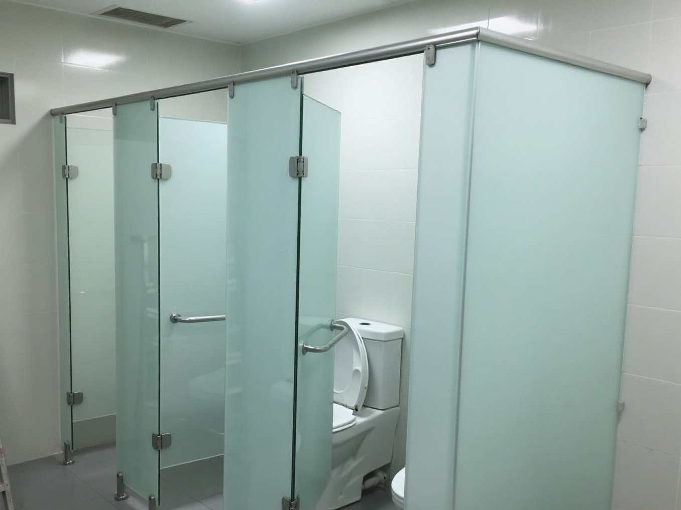 Jual Pasang Partisi Toilet Kaca 3