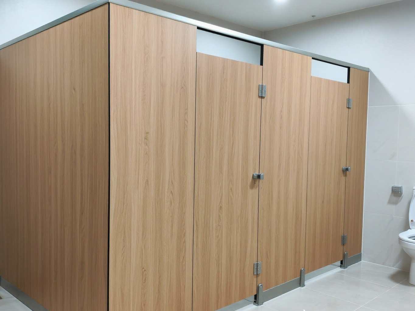 Jual Pasang Partisi Toilet WPC 2