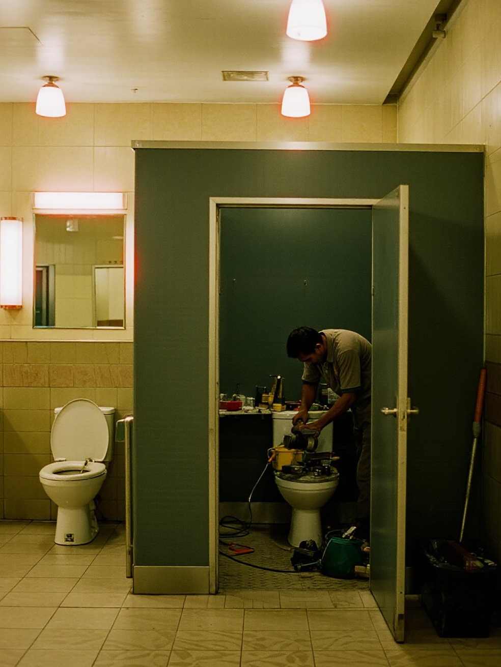 Toilet Cubicle Bandara 4